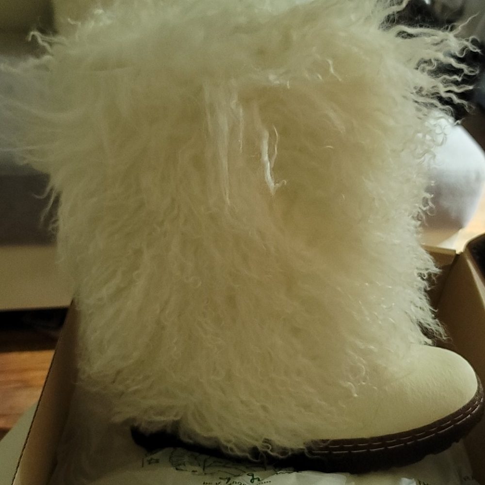 Brand new never worn bear paw boetis boots